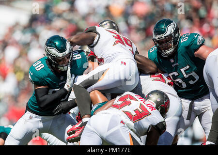 Tampa, Florida, USA. 16 Sep, 2018. Philadelphia Eagles tight end Dallas Goedert (88) und offensive Bekämpfung Lane Johnson (65) Block Tampa Bay Buccaneers Defensive zurück Jesaja Johnson (39) Während ein zusätzlicher Punkt Versuch bei Raymond James Stadion am Sonntag, den 16. September 2018 in Tampa, Florida. Credit: Travis Pendergrass/ZUMA Draht/Alamy leben Nachrichten Stockfoto