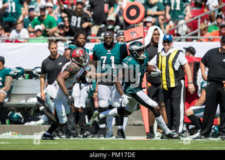 Tampa, Florida, USA. 16 Sep, 2018. Philadelphia Eagles wide receiver Nelson Agholor (13) gewinnt einen ersten nach unten gegen die Tampa Bay Buccaneers bei Raymond James Stadion am Sonntag, den 16. September 2018 in Tampa, Florida. Credit: Travis Pendergrass/ZUMA Draht/Alamy leben Nachrichten Stockfoto
