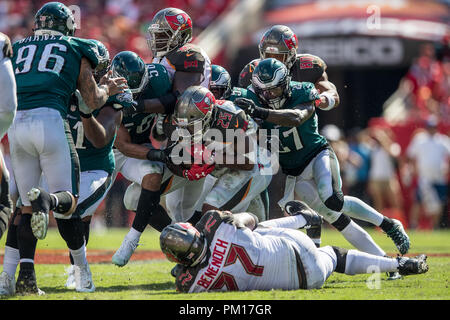 Tampa, Florida, USA. 16 Sep, 2018. Philadelphia Eagles bringen stop Tampa Bay Buccaneers zurück laufen Peyton Friseur (25) im vierten Quartal bei Raymond James Stadion am Sonntag, den 16. September 2018 in Tampa, Florida. Credit: Travis Pendergrass/ZUMA Draht/Alamy leben Nachrichten Stockfoto