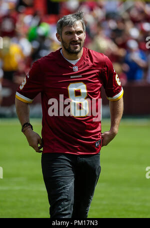 Landover, MD, USA. 16 Sep, 2018. Alex Ovechkin der Washington Capitals, bevor ein NFL Football Spiel zwischen den Washington Redskins und die Indianapolis Colts am FedEx Feld in Landover, Md. Justin Cooper/CSM/Alamy leben Nachrichten Stockfoto