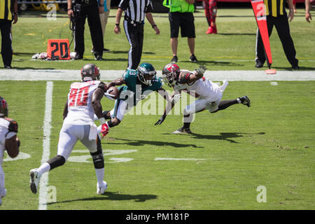 Tampa, Florida, USA. 16 Sep, 2018. Philadelphia Eagles wide receiver Nelson Agholor (13) Aussparung für den Ball im zweiten Quartal gegen die Tampa Bay Buccaneers bei Raymond James Stadion am Sonntag, den 16. September 2018 in Tampa, Florida. Credit: Travis Pendergrass/ZUMA Draht/Alamy leben Nachrichten Stockfoto