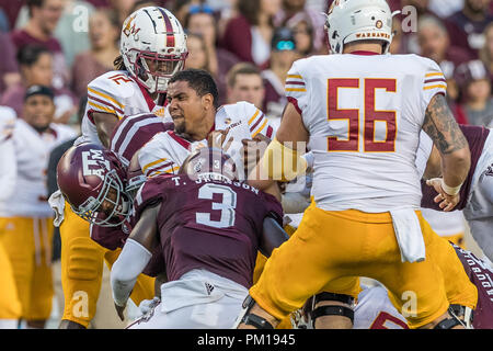 College Station, Texas, USA. 15 Sep, 2018. - Monroe Warhawks quarterback Kaleb Evans (6) verliert seinen Helm, wie er während der NCAA Football Spiel zwischen der Monroe Warhawks und der Texas A&M Aggies am Kyle Feld in College Station, Texas angegangen wird. Texas A&M besiegt - Monroe 48-10. Prentice C. James/CSM/Alamy leben Nachrichten Stockfoto