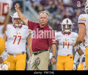 College Station, Texas, USA. 15 Sep, 2018. - Monroe Warhawks Head Coach Matt Viator huddles mit seinem Team vor der NCAA Football Spiel zwischen den Monroe Warhawks und der Texas A&M Aggies am Kyle Feld in College Station, Texas. Prentice C. James/CSM/Alamy leben Nachrichten Stockfoto