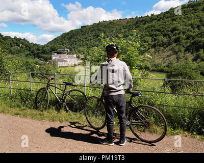 Radfahrer auf der Monsal Trail, ein Radweg auf einer alten stillgelegten Eisenbahnstrecke im Peak District zwischen Buxton und Bakewell, Litton Mill im Hintergrund Stockfoto