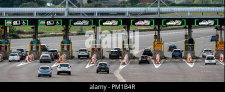 Die Autobahn M4 West-bound Mautstelle auf der zweiten Severn Crossing umbenannt der Prinz von Wales Brücke. Mautgebühren sind im Dezember 2018 verschrottet werden. Stockfoto