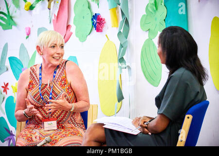 Thema Carole Matthews (L) im Gespräch mit Adina Campbell (R) an der BeaconLit Book Festival in Ivinghoe Stockfoto