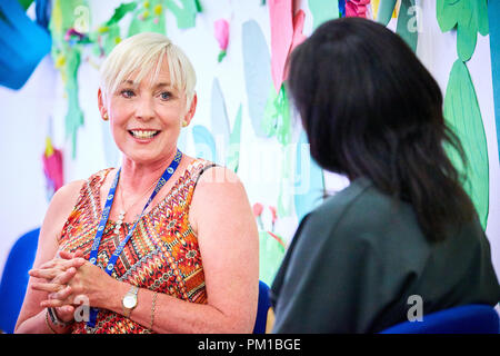 Thema Carole Matthews (L) im Gespräch mit Adina Campbell (R) an der BeaconLit Book Festival in Ivinghoe Stockfoto