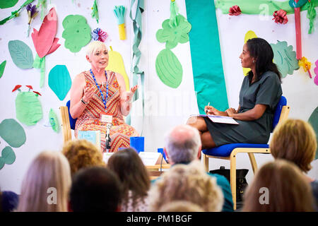 Thema Carole Matthews (L) im Gespräch mit Adina Campbell (R) an der BeaconLit Book Festival in Ivinghoe Stockfoto