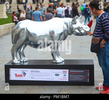 Die Statue einer Rhino als Teil einer in London große Kunst Installation, der Tusk Rhino Trail, die von der Nächstenliebe Tusk Stockfoto