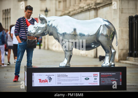 Die Statue einer Rhino als Teil einer in London große Kunst Installation, der Tusk Rhino Trail, die von der Nächstenliebe Tusk Stockfoto