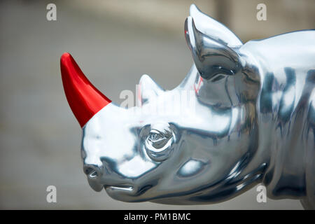 Die Statue einer Rhino als Teil einer in London große Kunst Installation, der Tusk Rhino Trail, die von der Nächstenliebe Tusk Stockfoto