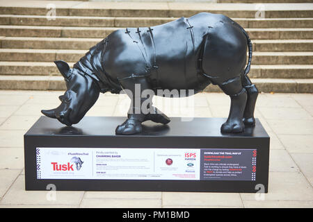 Die Statue einer Rhino als Teil einer in London große Kunst Installation, der Tusk Rhino Trail, die von der Nächstenliebe Tusk Stockfoto