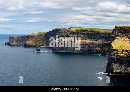 Herrlicher Blick auf den Atlantik Cliffs of Moher, am südwestlichen Rand der Burren Region in der Grafschaft Clare, Irland Stockfoto