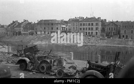 Blitzkrieg in Frankreich nach einem Angriff von Sturzkampfbombern - Blitz Angriff in Frankreich nach einem Raid von Dive Bomber Stockfoto