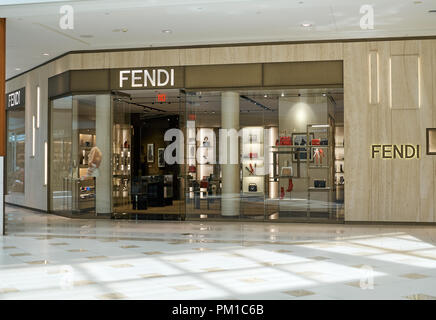 AVENTURA, USA - 23. AUGUST 2018: Fendi berühmten Boutique in der Aventura Mall. Fendi ist ein Italienischer Luxus Fashion House, Pelze, Lederwaren, Schuhe, Stockfoto