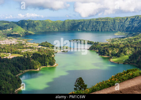 Lagoa das Sete Cidades ist ein Zwilling auf dem Kratersee des schlafenden Vulkan auf der portugiesischen Inselgruppe der Azoren liegt Stockfoto