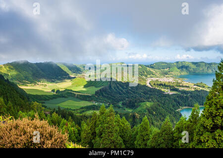 Lagoa das Sete Cidades ist ein Zwilling auf dem Kratersee des schlafenden Vulkan auf der portugiesischen Inselgruppe der Azoren liegt Stockfoto