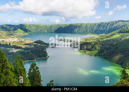 Lagoa das Sete Cidades ist ein Zwilling auf dem Kratersee des schlafenden Vulkan auf der portugiesischen Inselgruppe der Azoren liegt Stockfoto