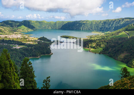 Lagoa das Sete Cidades ist ein Zwilling auf dem Kratersee des schlafenden Vulkan auf der portugiesischen Inselgruppe der Azoren liegt Stockfoto