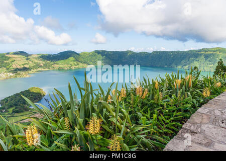 Lagoa das Sete Cidades ist ein Zwilling auf dem Kratersee des schlafenden Vulkan auf der portugiesischen Inselgruppe der Azoren liegt Stockfoto