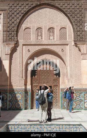 26-02-15, Marrakesch, Marokko. Touristen fotografieren Medersa Ben Youssef, oder der Sohn von Joseph an der Schule. Foto © Simon Grosset Stockfoto