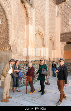 26-02-15, Marrakesch, Marokko. Touristen, die auf der Suche rund um die Medersa Ben Youssef, oder der Sohn von Joseph an der Schule.. Foto © Simon Grosset Stockfoto