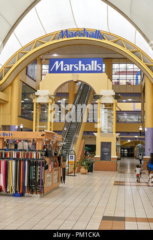 MIAMI, USA - 22. AUGUST 2018: Marshalls storefront und Eingang. Marshalls ist eine Kette von Amerikanischen off-Preis Kaufhäuser von tjx Unternehmen Stockfoto