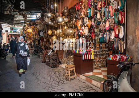 26-02-15, Marrakesch, Marokko. Geschäfte und Käufer in der Medina. Foto © Simon Grosset Stockfoto