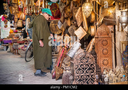 26-02-15, Marrakesch, Marokko. Ein älterer Mann in traditioneller Kleidung einkaufen geht in der Medina. Foto © Simon Grosset Stockfoto