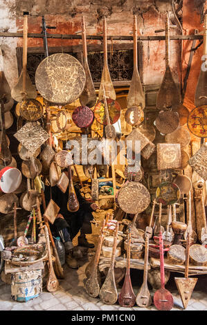 26-02-15, Marrakesch, Marokko. Zweite Hand traditionelle Musikinstrumente für den Verkauf in der Medina. Foto © Simon Grosset Stockfoto