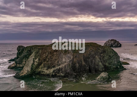 Meer Stack von Bandon Strand bei Sonnenuntergang, Face Rock State Scenic Viewpoint, Pazifikküste, Oregon, USA. Stockfoto