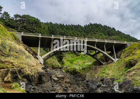 Cook's Abgrund Scenic Bogenbrücke über uns Route 101, Cape Perpetua, Yachats, Küste von Oregon, USA. Stockfoto