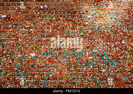 Gummi Wall Market Theatre in der Gasse unter dem Pike Place Market. Brick Wall bedeckt mit verwendet, Kaugummis, Downtown Seattle, WA, USA. Stockfoto