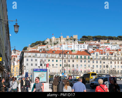 Blick auf die historische Castelo de Sao Jorge von Praca da Figueira, Rossio, Lissabon, Portugal Stockfoto