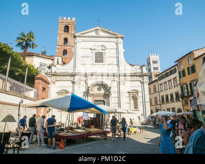 Kirche des Heiligen Johannes (Giovanni) & Reparata auf einem Markt, der Tag in der Stadt von Lucca, Toskana, Italien. Stockfoto