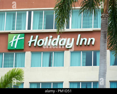 MIAMI, USA - 22. AUGUST 2018: Holiday Inn Hotel anmelden. Holiday Inn ist eine amerikanische Marke der Hotels und eine Tochtergesellschaft der InterContinental Hotels Group. Stockfoto