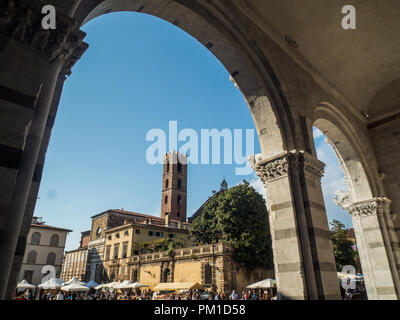 Piazza Antelminelli mit der Kirche des Heiligen Johannes (Giovanni) & Reparata, wie aus der Kathedrale von St Martin gesehen, in der Stadt von Lucca, Toskana, Italien Stockfoto