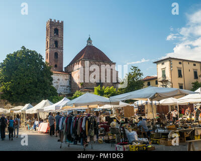 Piazza Antelminelli mit der Kirche des Heiligen Johannes (Giovanni) & Reparata, auf einem Markt, der Tag, das in der ummauerten Stadt Lucca, Toskana, Italien Stockfoto