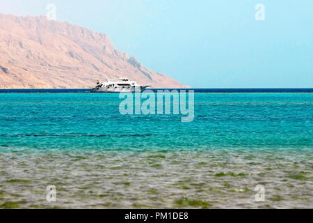 Weiße Schiff im blauen Meer auf dem Berg Hintergrund im Roten Meer Stockfoto