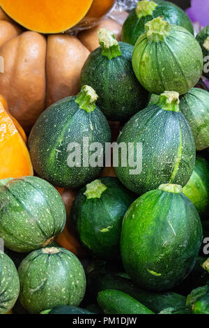 Grüne Kürbisse & Kürbisse zum Verkauf in Borough Markt, Southwark, London, UK Stockfoto