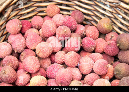 Weidenkorb Frische Litschis auf Verkauf in Borough Markt, Southwark, London, UK Stockfoto