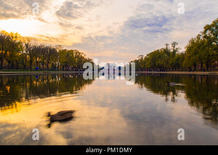 Die Abraham Lincoln Memorial über von der reflektierenden Pool. Washington DC, USA. Ein Blick auf das Lincoln Memorial über von der reflektierenden Pool. Stockfoto