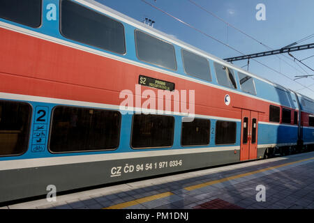 Ein Personenzug in einer Station, Ceske drahy, Tschechische Republik Stockfoto