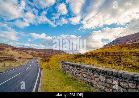 Eine typische Hauptstraße durch einen schottischen Glen durch die Cairngorms in Richtung Aberdeen, die von Braemar Stockfoto