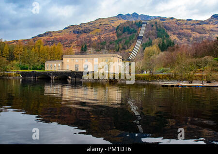 Die Wasserkraft Anlage und den damit verbundenen Rohre entlang der Hügel in Inveruglas, an den Ufern des Loch Lomond, in der Nähe von Glasgow in Schottland Stockfoto