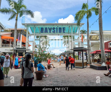 MIAMI, USA - 22. AUGUST 2018: Bayside Marketplace Zeichen in Miami. Bayside Marketplace ist zwei-stöckige Open-Air-Einkaufszentrum in der Innenstadt von Mia entfernt Stockfoto