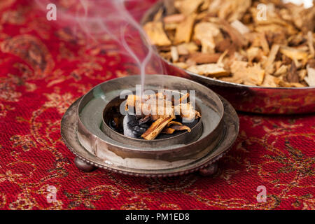 Agarwood, auch als aloeswood, Aloe Räucherstäbchen Chips Stockfoto