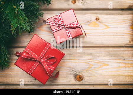 Weihnachten Geschenkboxen mit roten Bändern auf hölzernen Hintergrund, Kopieren, Ansicht von oben Stockfoto