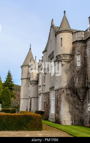 BALMORAL, Schottland, 2. APRIL 2016 - Blick auf Balmoral Castle und die Ivy, die die Wände im Frühjahr geklettert ist. Stockfoto