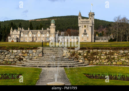 BALMORAL, Schottland, 2. APRIL 2016 - die Vorderansicht des Balmoral Castle und Land, Haus und Garten mit dem Brunnen im Frühjahr Stockfoto